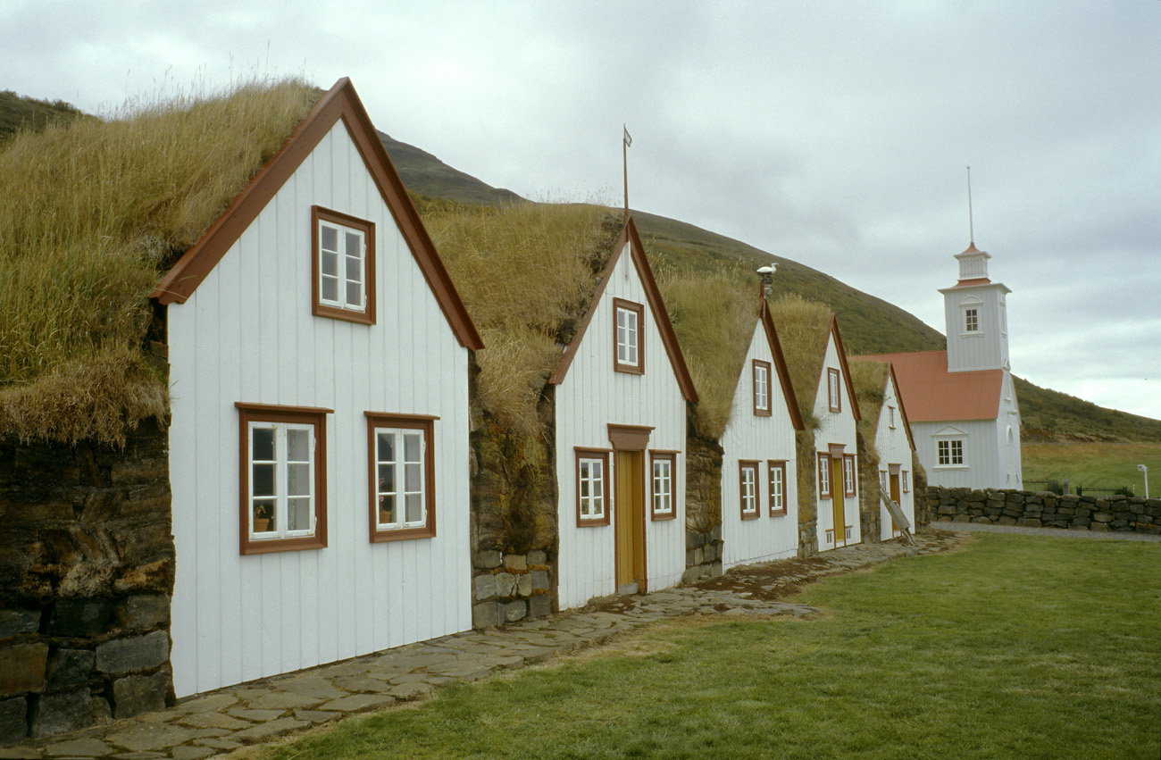 isl_223 laufas.jpg - Islande Nord, août 2003 : Laufas ancienne ferme construite en tourbe Kodak Ektachrome 100 G